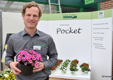 Alexander Kientzler met hun Pocket Rose uit de Pocket series. Deze serie bevat hun, van nature compacte, Calibrachoa’s. Ze zijn makkelijk te telen, goed voor hoge productie en gedijen het beste in een wat kleinere pot.
